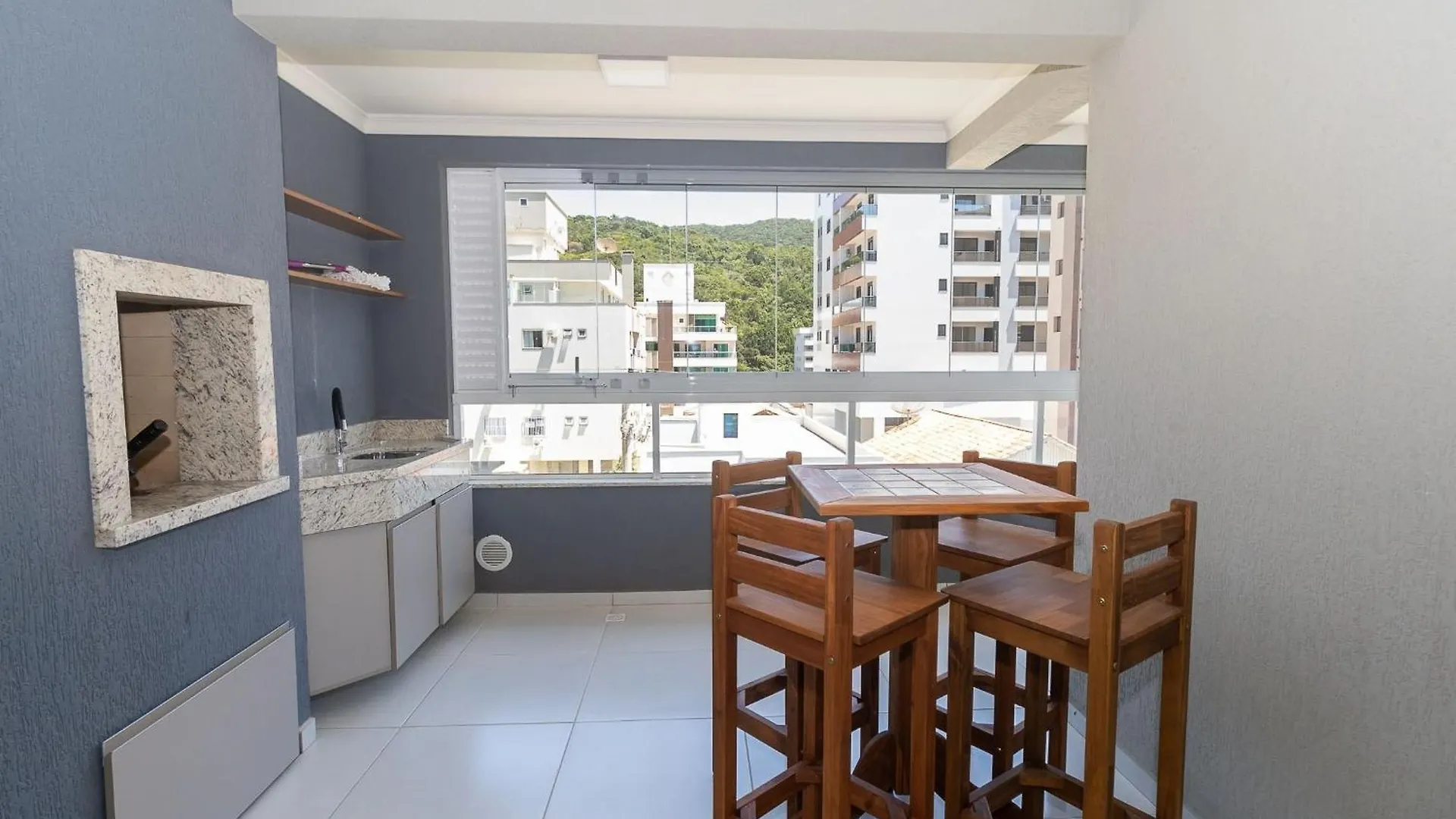 518 - Apartamento Com 3 Quartos Em Bombas Bombinhas 0*,  Brazil